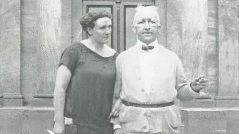 Winifred und Siegfried Wagner 1924 vor dem Königsbau des Festspielhauses. Fünf Jahre später unterschrieben sie ihr Testament. Vorlage: Nationalarchiv der Richard-Wagner-Stiftung