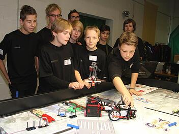 Auch das "Black Bot"-Team stammt vom Kaspar-Zeuß-Gymnasium. Zehn Jugendliche hatten sich in dieser Gruppe beteiligt. Fotos: Sonja Adam