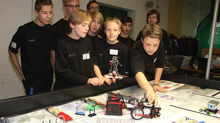 Auch das "Black Bot"-Team stammt vom Kaspar-Zeuß-Gymnasium. Zehn Jugendliche hatten sich in dieser Gruppe beteiligt. Fotos: Sonja Adam