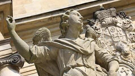Gereinigt und restauriert wie Freitreppe und Balustrade vor der Kirche St. Michael ist diese Engelsfigur.