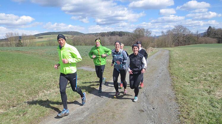 Die Laufgruppe kurz nach dem Start im "Gründla" auf dem Weg nach Höfstetten. Foto: Michael Kraus