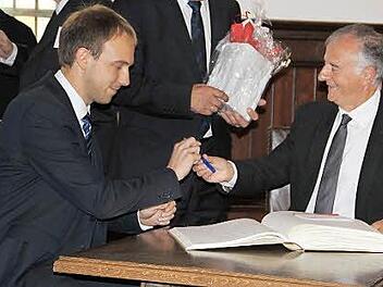 André Hartereau Bürgermeister von Hennebont und der stellvertretende Bürgermeister von Kiskunhalas, Daniel Farkas, beim Eintrag ins goldene Buch der Stadt Kronach Foto: Marielle Dörrschmidt