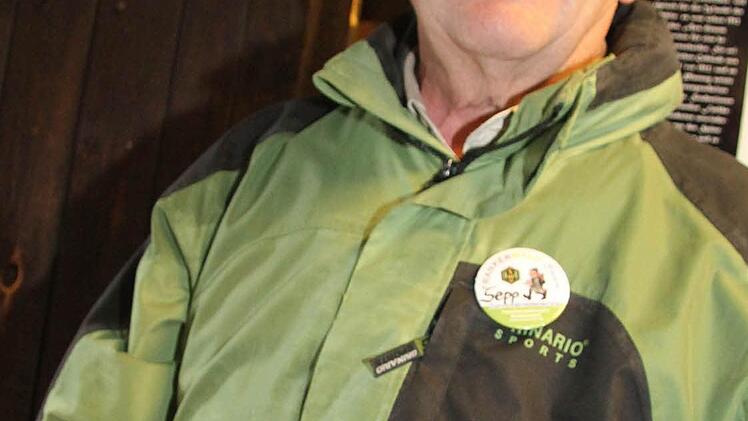 Sepp Madl zeigt die Schilder, an denen man die Frankenwald-Steigla erkennt. Foto: Sonja Adam