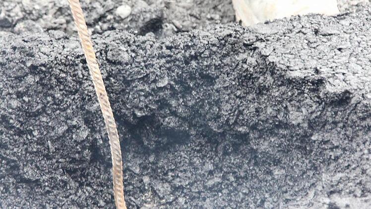 Der Wasserschieber wird mit einem aus Baustahl gebogenen Haken gehoben. Foto: Friedwald Schedel