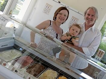 Familie Hofweber hat im Staatsbad Bad Brückenau eine Eisdiele eröffnet. Einfach so. Foto: Ulrike Müller