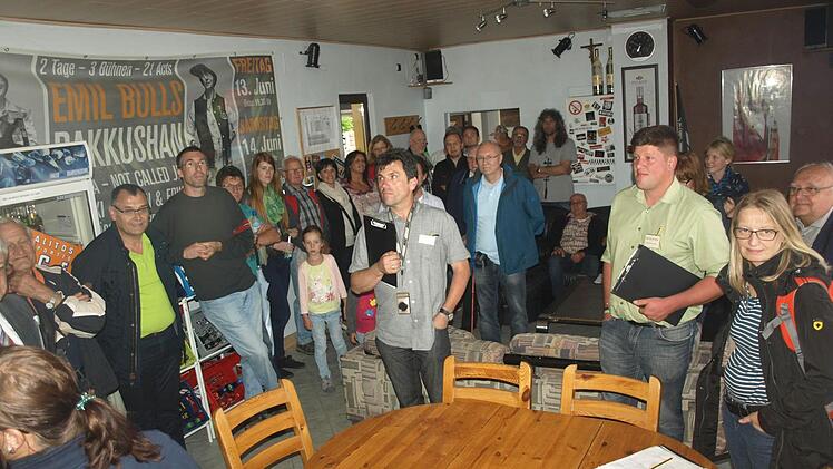Beim Wettbewerb "Unser Dorf hat Zukunft - Unser Dorf soll schöner werden" - Rundgang mit der Bewertungskommission. Foto: Stefan Geiger