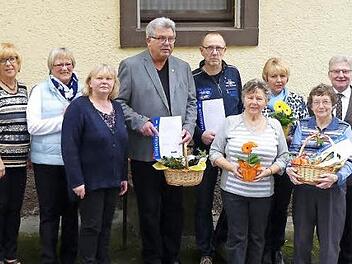 Ehrungen beim VdK Harsdorf; im Bild (von links) stellvertretender Kreisvorsitzender Walter Herrmann, die Betreuerinnen Karin Gräbner, Gunda Ludwig und Monika Kuhmann, die Geehrten Wolfgang Passenheim, Robert Hirschmann, Erna Butzmann, Christine Menzel und Paula Fischer, Bürgermeister Günther Hübner und Vorsitzender Alfred Baumgärtner Foto: Dieter Hübner