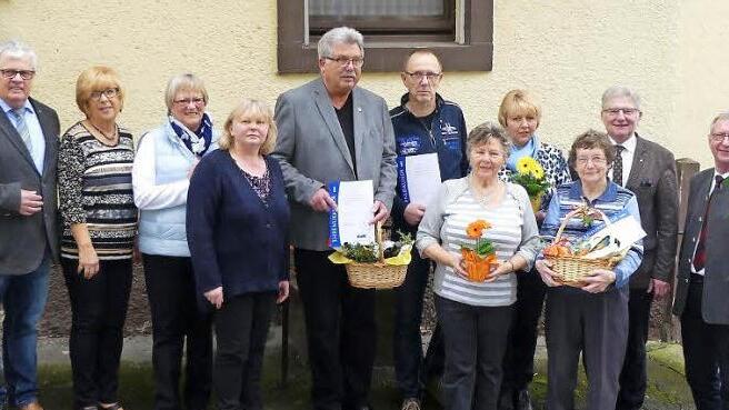 Ehrungen beim VdK Harsdorf; im Bild (von links) stellvertretender Kreisvorsitzender Walter Herrmann, die Betreuerinnen Karin Gräbner, Gunda Ludwig und Monika Kuhmann, die Geehrten Wolfgang Passenheim, Robert Hirschmann, Erna Butzmann, Christine Menzel und Paula Fischer, Bürgermeister Günther Hübner und Vorsitzender Alfred Baumgärtner Foto: Dieter Hübner