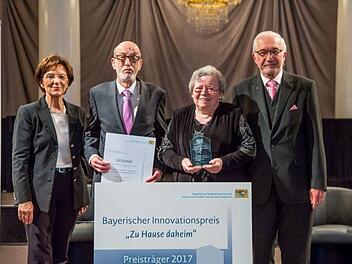 Die Initiative "Senioren helfen Senioren" des Seniorenbeirats der Stadt Bad Kissingen gewann den dritten Platz in Unterfranken des Innovationspreises "Zu Hause daheim" (von links): Die Bayerische Staatsministerin für Arbeit und Soziales, Familie und Integration Emilia Müller übergibt dem Seniorenbeiratsvorsitzenden Helmut Beck und Leopoldine Wiesner den Preis. Regierungspräsident von Unterfranken Paul Beinhofer schließt sich den Glückwünschen an. Foto: StMAS/Lichtwerk