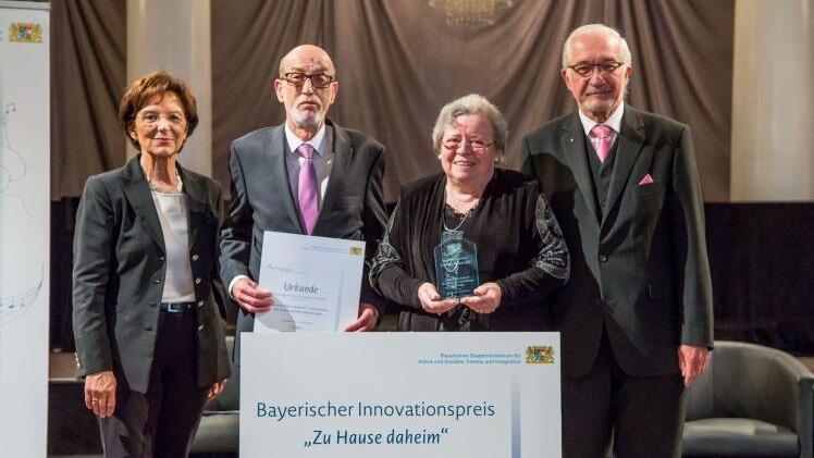 Die Initiative "Senioren helfen Senioren" des Seniorenbeirats der Stadt Bad Kissingen gewann den dritten Platz in Unterfranken des Innovationspreises "Zu Hause daheim" (von links): Die Bayerische Staatsministerin für Arbeit und Soziales, Familie und Integration Emilia Müller übergibt dem Seniorenbeiratsvorsitzenden Helmut Beck und Leopoldine Wiesner den Preis. Regierungspräsident von Unterfranken Paul Beinhofer schließt sich den Glückwünschen an. Foto: StMAS/Lichtwerk