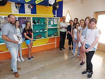 Museumswart Wolfram Kliesch (links) und Rektor Siegfried Sesselmann (siebter von rechts) mit Schülerinnen der sechsten Klasse bei der Eröffnung des Ausstellung Foto: Klaus-Peter Wulf