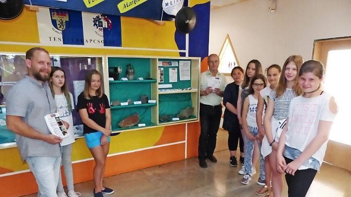 Museumswart Wolfram Kliesch (links) und Rektor Siegfried Sesselmann (siebter von rechts) mit Schülerinnen der sechsten Klasse bei der Eröffnung des Ausstellung Foto: Klaus-Peter Wulf