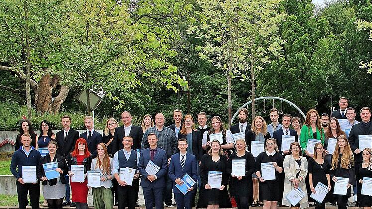 Von der Handwerkskammer Unterfranken offiziell freigesprochen wurden diese jungen Frauen und Männer. Sie hatten einen wesentlichen Teil ihrer dreijährigen Ausbildung als Bestattungsfachkraft am Bestatterzentrum in Münnerstadt absolviert. Foto: Dieter Britz