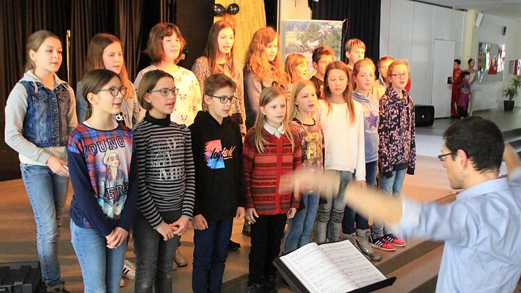 Musiklehrer Georg Schlee ließ zwischen den Darbietungen aus China den Unterstufenchor erklingen.  Foto: Andreas Dorsch