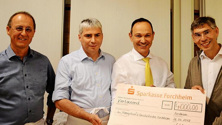 Bei der Spendenübergabe (v. l.) Christian Bleile, Michael Waasner, Achmed Schmucker und Pfarrer Christian Muschler  Foto: Franka Struve