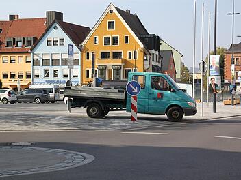 Nicht wenige meiden auf dem Eku-Platz bei der Ausfahrt den Kreisel. Wie der Fahrer dieses Transporters, der nicht rechts zum Kreisverkehr, sondern verkehrswidrig gleich links am Verkehrsschild vorbei Richtung Stadthalle abbiegt. Fotos: Alexander Hartmann