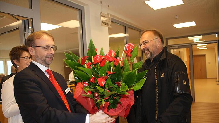 Gesamtleiter Steffen Coburger (links) freute sich über Blumen, die ihm Kollege Albrecht Opl, Leiter des Hauses am Rosenberg, Kronach, überreichte. Dahinter Verwaltungsmitarbeiterin Christine Wicke.