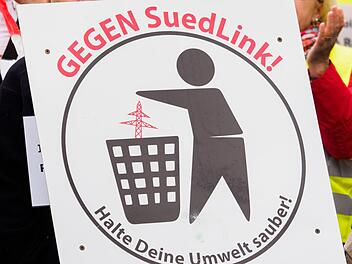 Seit Jahren demonstrieren die Menschen aus dem Landkreis Bad Kissingen gegen die Südlink-Leitung. Foto: Nicolas Armer/dpa, gemalt von Ben