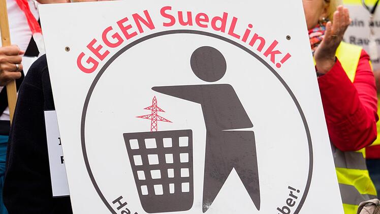 Seit Jahren demonstrieren die Menschen aus dem Landkreis Bad Kissingen gegen die Südlink-Leitung. Foto: Nicolas Armer/dpa, gemalt von Ben