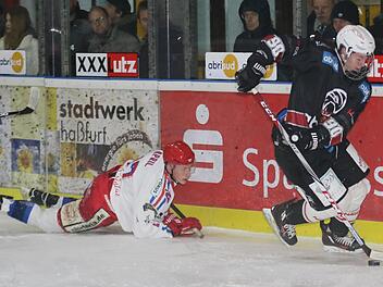 Auf und davon: Haßfurts Timo Zürcher (links) lässt seinen Selber Gegenspieler Stefan April am Boden zurück. Der Hawks-Angreifer traf zum zwischenzeitlichen 2:2-Ausgleich. Foto: Ralf Naumann