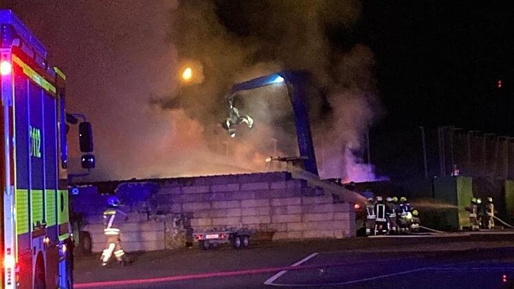 Der Feuerschein des Brandes auf dem Recyclinghof in Heubisch war weithin sichtbar.  Foto: Sandro Löffler
