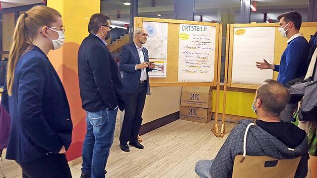 Der Ortsteile-Workshop wurde von Tobias Preising (Bildmitte) vom Büro Planwerk aus Nürnberg betreut. Fotos: Heike Schülein