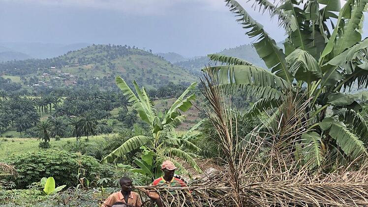 Ein "Wohn"-Haus in Burundi: kein Bett, kein Tisch, nur drei Steine und darauf ein Topf.  Foto: Andreas Krefft