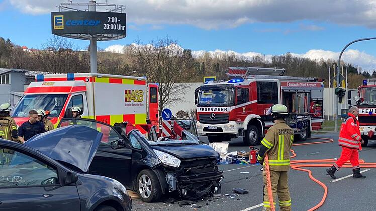 Wegen Hustenanfall: 70-jähriger Autofahrer kracht auf B85 in Kronach in Gegenverkehr