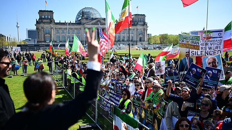 Iranischer Schah-Sohn Pahlavi besucht Berlin