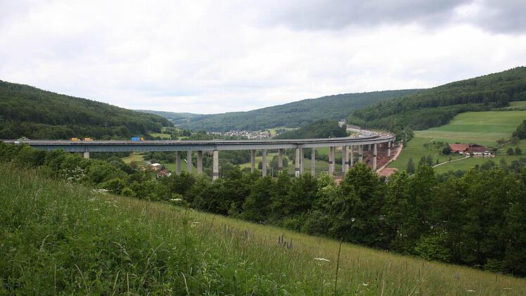 Der Blick von der Holl auf die Brücke.