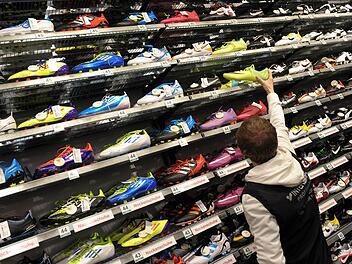 Konkurrenz auf dem Schuh-Markt in Rödental: Intersport will das Schuhaus Mücke in Rödental verhindern.Symbolbild Foto: David Ebener