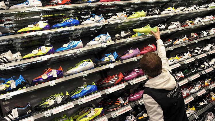 Konkurrenz auf dem Schuh-Markt in Rödental: Intersport will das Schuhaus Mücke in Rödental verhindern.Symbolbild Foto: David Ebener
