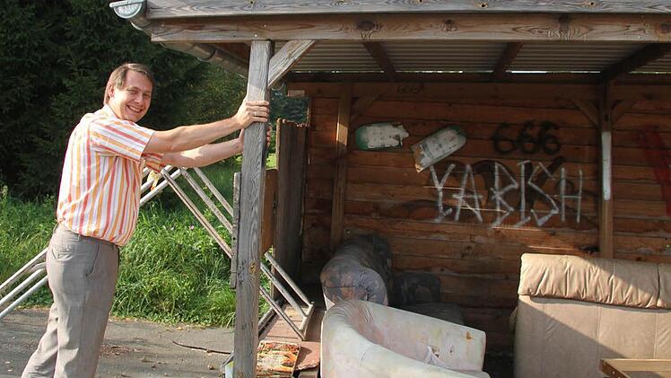 Zwar ist die Hütte sehr beschädigt, Bürgermeister Wolfrum will sie aber über den Winter erst einmal stehen lassen.