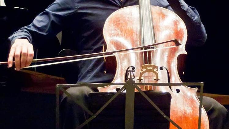 Wassily Gerassimez (Violoncello) beim Gastspiel in Coburg.Foto: Jochen Berger