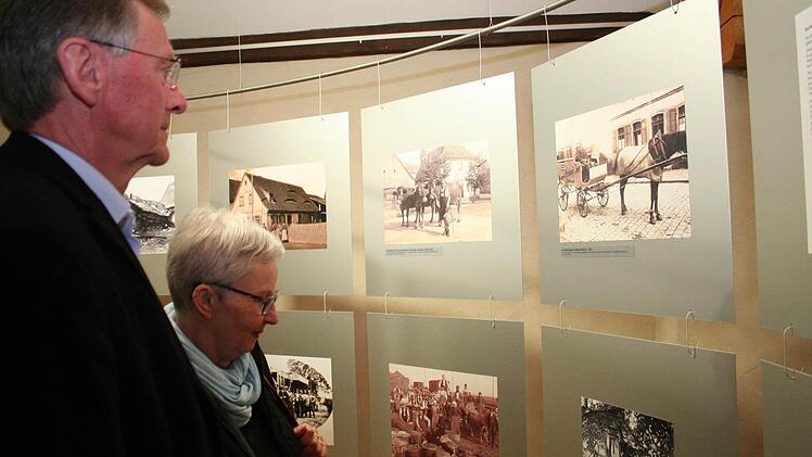 Besucher in der Ausstellung. Foto: Evi Seeger