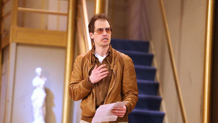 Turbulenter Bühnenspaß: Szene aus "Der nackte Wahnsinn" am Landestheater Coburg (Nils Liebscher als Frederick Fellowes).Foto: Henning Rosenbusch