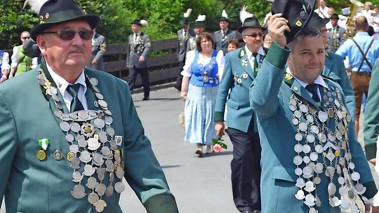 Die Schützen aus MArktzeuln liefen auch im Rerdwitzer Zug mit. Foto: Thomas Micheel