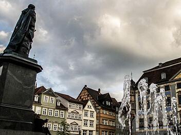 Die dunklen Wolken über dem Coburger Rathaus sind zwar nicht ganz sinnbildlich zu verstehen, doch Kürzen und Sparen muss die Stadt sehr wohl. Foto: Jochen Berger