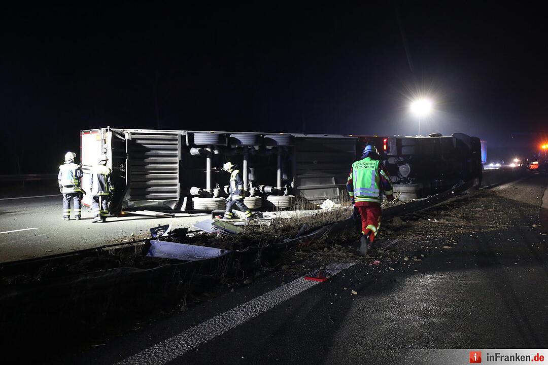 Kreis Bayreuth: Lkw kracht auf A9 in Mittelschutzplanke und kippt um – Fahrer verletzt