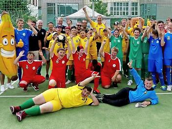 Spieltag der "Bananenflanken-Liga" mit den Mannschaften aus Bayreuth (rote Trikots), Coburg (gelb) und Kulmbach (grün) mit ihren Betreuern und Mitgliedern des Kulmbacher Round Table Clubs. Foto: Dieter Hübner
