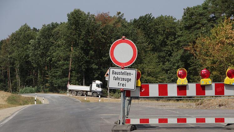 Gewohntes Bild: Seit Juni ist die Kreisstraße nach Elsendorf gesperrt. Foto: Christian Bauriedel