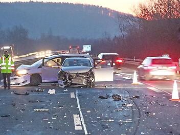 Die Einsatzkr&auml;fte am Unfallort  Foto: News5/Ferdinand Merzbach