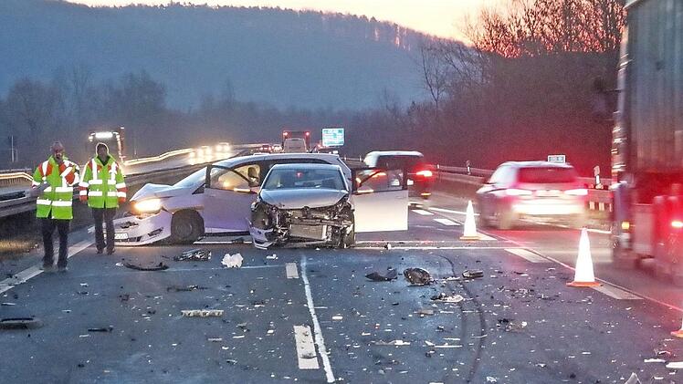 Die Einsatzkr&auml;fte am Unfallort  Foto: News5/Ferdinand Merzbach