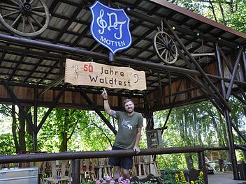 Der Vorsitzende vom Musikverein Döllautaler, Jörg Wirsing, freut sich: das Ambiente am Waldfestplatz ist gut vorbereitet für die Jubiläumstage zur 50-Jahr-Feier des Waldfestes. Petra Heurich