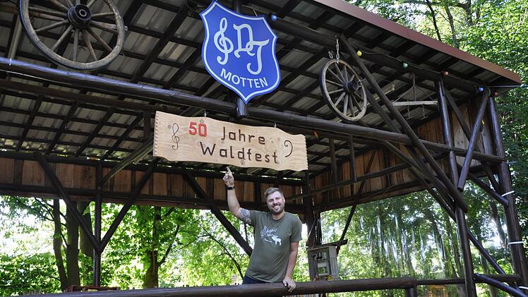 Der Vorsitzende vom Musikverein Döllautaler, Jörg Wirsing, freut sich: das Ambiente am Waldfestplatz ist gut vorbereitet für die Jubiläumstage zur 50-Jahr-Feier des Waldfestes. Petra Heurich