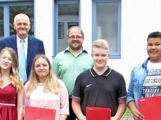 Die besten Absolventen der Mittelschule Pressig wurden ausgezeichnet. Das Bild zeigt (vordere Reihe von links) Daniel Jungkunz, Betty Müller, Jessica Müller, Niclas Rebhan, Tristan Daum, Marie Koukaki, (hintere Reihe von links) Klassenlehrerin Gabriele Walther, Konrektor Thomas Müller, Klassenlehrer Thomas Janotta und Klassenlehrer Michael Völk.  Foto: K.- H. Hofmann