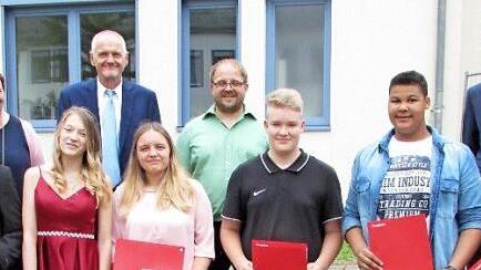 Die besten Absolventen der Mittelschule Pressig wurden ausgezeichnet. Das Bild zeigt (vordere Reihe von links) Daniel Jungkunz, Betty Müller, Jessica Müller, Niclas Rebhan, Tristan Daum, Marie Koukaki, (hintere Reihe von links) Klassenlehrerin Gabriele Walther, Konrektor Thomas Müller, Klassenlehrer Thomas Janotta und Klassenlehrer Michael Völk.  Foto: K.- H. Hofmann