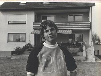 Mit 18 Jahren vor dem Elternhaus.