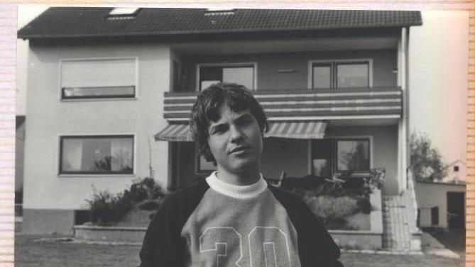 Mit 18 Jahren vor dem Elternhaus.