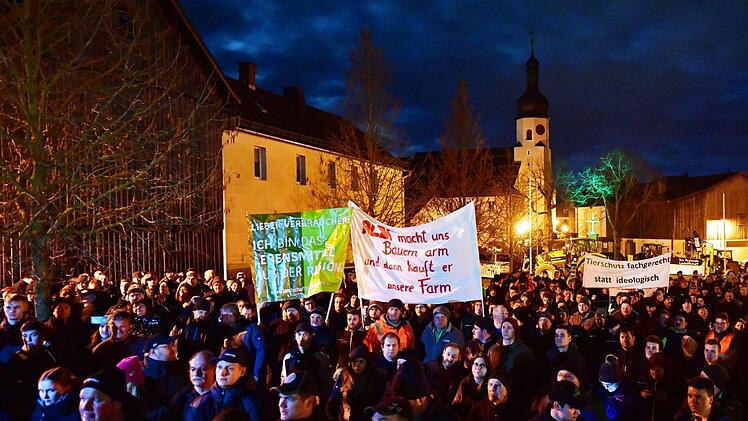 Landwirte aus der Region protestieren am Rande eines Besuchs der Bundeslandwirtschaftsministerin. In T&ouml;pen hatte sie die Lager des Bio-Gro&szlig;h&auml;ndlers dennree besichtigt und an einem Gespr&auml;ch im Rathaus zum Thema "Zukunft Landwirtschaft und l&auml;ndlicher Raum" teilgenommen. Foto: Martin Schutt/dpa